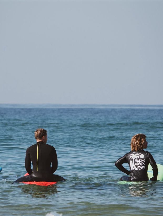 Surfeurs assis au line-up